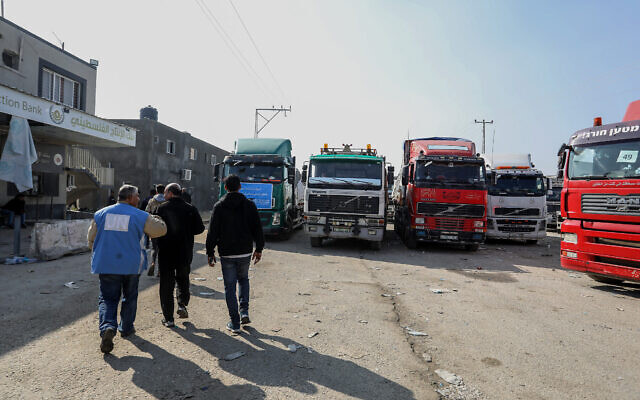 Des camions transportant de l'aide humanitaire arrivent du côté palestinien du poste-frontière de Kerem Shalom, dans le sud de la bande de Gaza, le 18 décembre 2023. (Crédit : Abed Rahim Khatib/Flash90)