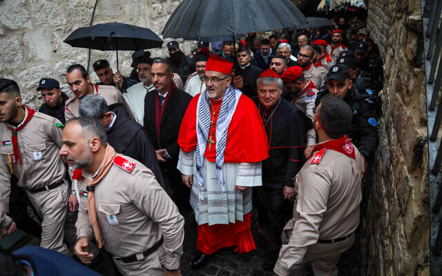 Le patriarche latin de Jérusalem, Pierbattista Pizzaballa, arrive à la procession qui a lieu à l'église de la Nativité la veille de Noël, à Bethléem, en Cisjordanie, le 24 décembre 2023. (Crédit : Wisam Hashlamoun/Flash90)