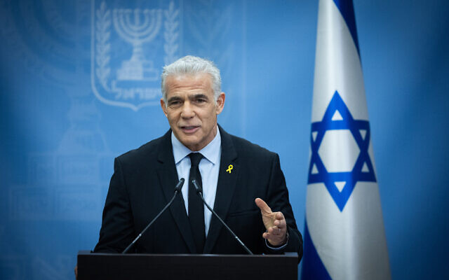 Le leader de l'opposition Yair Lapid lors d'une réunion de faction de Yesh Atid à la Knesset, le 25 décembre 2023. (Crédit :Yonatan Sindel/Flash90)