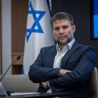 Le ministre des Finances Bezalel Smotrich lors d'une conférence de presse conjointe avec le ministre de la Défense Yoav Gallant, à Jérusalem, le 26 décembre 2023. (Crédit : Chaïm Goldberg/FLASH90)