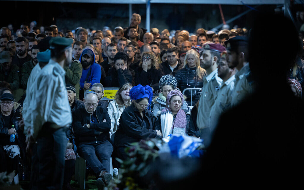 Funérailles du sergent-major (réserviste) Maor Lavi au cimetière militaire du mont Herzl, le 26 décembre 2023. (Crédit :  Chaim Goldberg/Flash90)
