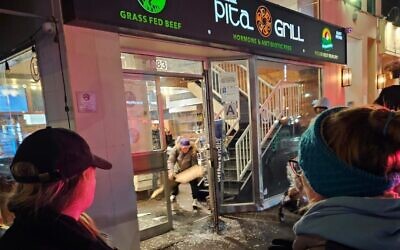 Le restaurant Pita Grill, dans l'Upper East Side de Manhattan, a été attaqué à la fin du mois de novembre 2023. La police ne croit pas à un crime de haine. (Crédit : Twitter/X via JTA)