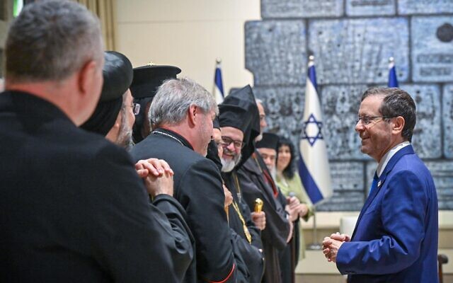 Isaac Herzog reçoit les chefs des Églises de Jérusalem à sa résidence le 21 décembre 2023. (Crédit : Kobi Gideon/ GPO)