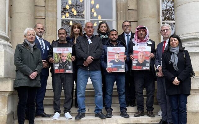 Des familles de quatre otages arabes israéliens retenus à Gaza reçues à l’Assemblée nationale, à Paris, le 13 décembre 2023. (Crédit : Caroline Yadan / X)
