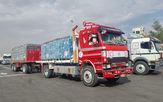 Des camions d’aide humanitaire attendant d'entrer à Gaza le 19 décembre 2023. (Crédit : COGAT/X)