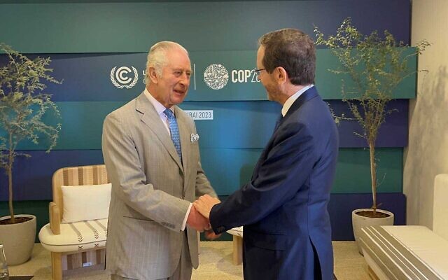Le roi Charles III de Grande-Bretagne serrant la main du président Isaac Herzog en marge du sommet COP28, à Dubaï, le 1er décembre 2023. (Autorisation)