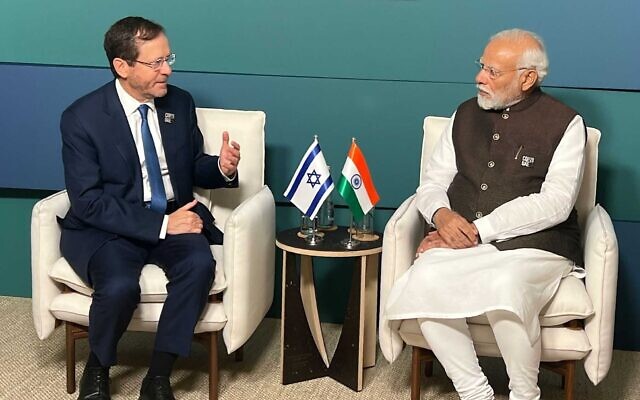 Le Premier ministre indien Narendra Modi (à droite), rencontrant le président Isaac Herzog en marge du sommet COP28, à Dubaï, le 1er décembre 2023. (Autorisation)
