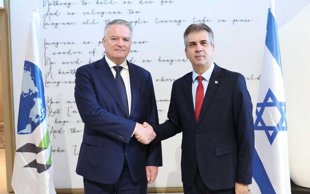 Le ministre des Affaires étrangères Eli Cohen (droite) rencontre le chef de l'OCDE Mathias Cormann à Jérusalem le 4 décembre 2023. (Crédit : ministère des Affaires étrangères)