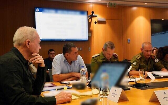 Le ministre de la Défense Yoav Gallant assistant à un point de situation sur la sécurité à la frontière nord d'Israël, le 5 décembre 2023. (Crédit : Ariel Hermoni/Ministère israélien de la Défense)
