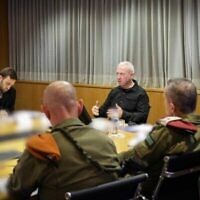 Le ministre de la Défense Yoav Gallant prend part à un point de situation sur la sécurité à la frontière nord d'Israël, le 5 décembre 2023. (Crédit : Ariel Hermoni/Ministère israélien de la Défense)