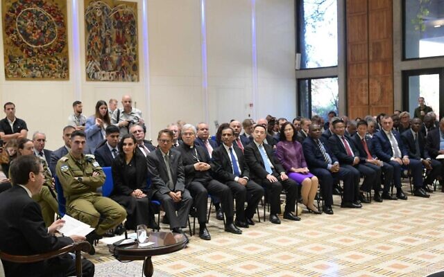 Le président Isaac Herzog rencontre un groupe d'ambassadeurs étrangers dans sa résidence de Jérusalem, le 19 décembre 2023. (Crédit : GPO)