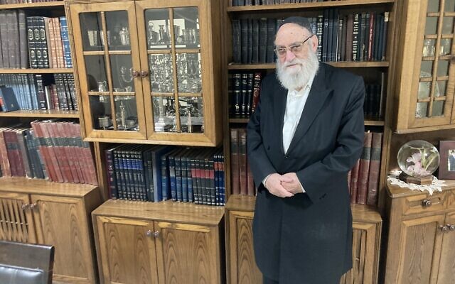 Rabbi Yaakov Ruzah à son domicile de Bat Yam le 29 novembre 2023. (Crédit : Mati Wagner / Le Times of Israël)