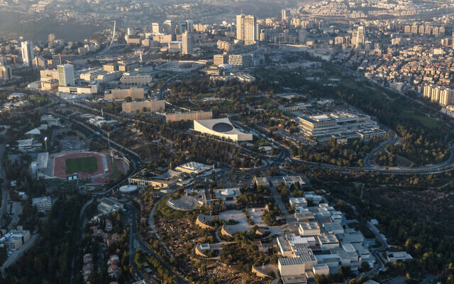 Photo aérienne montrant la nouvelle Bibliothèque nationale d'Israël, près du campus de l'université hébraïque, de la Knesset, du musée d'Israël et des bâtiments gouvernementaux à Jérusalem, en 2023. (Crédit :  ©Albatross)