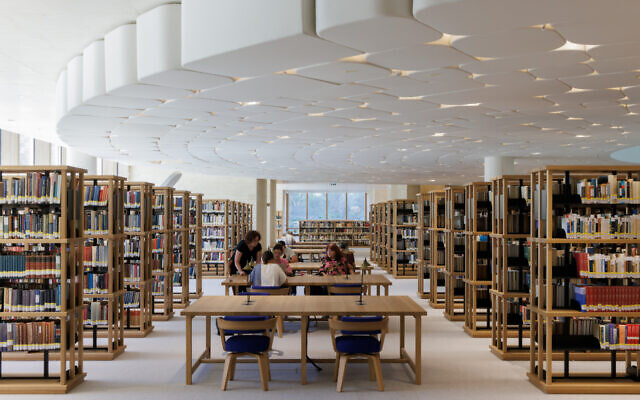 Vue intérieure de la Bibliothèque nationale d'Israël en 2023. (Crédit : Iwan Baan)