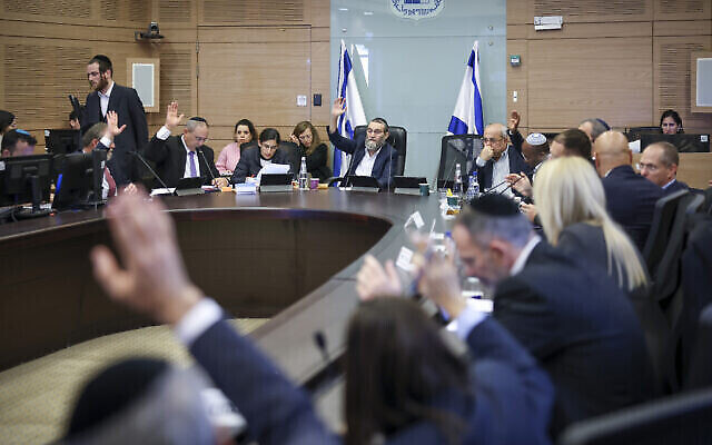 Les députés de la commission des finances de la Knesset votent sur le budget supplémentaire pour supporter les coûts de la guerre contre le Hamas à Gaza, le 12 décembre 2023. (Noam Moskowitz/Département du porte-parole de la Knesset)