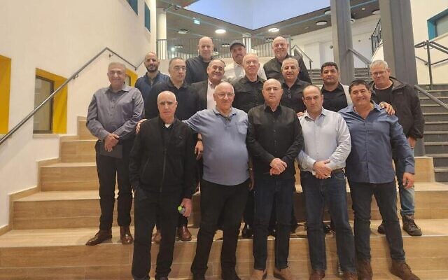 Le ministre de la Défense Yoav Gallant, au centre, deuxième rang, rencontrant des maires et des chefs de conseils situés près de la frontière libanaise au nord, à Nahariya, le 6 décembre 2023. (Crédit : Conseil régional de Mateh Asher)