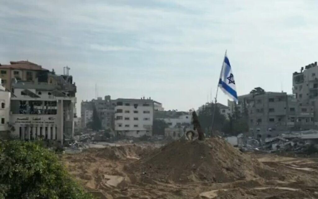 Le drapeau israélien flottant sur la Place de la Palestine de la ville de Gaza, sur des images diffusées le 9 décembre 2023. (Crédit : Capture d'écran de la Douzième chaîne ; utilisée conformément à la clause 27a de la loi sur le droit d'auteur)