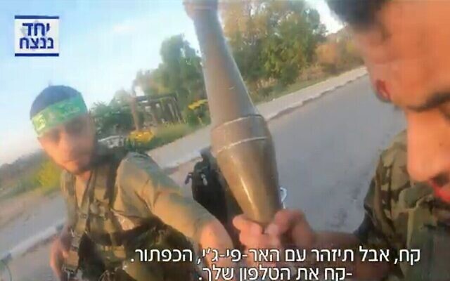 Des terroristes du Hamas à l'entrée du kibboutz Sufa, dans le sud d'Israël, le 7 octobre 2023, sur des images filmées par le Hamas et diffusées sur la Douzième chaîne le 31 décembre 2023. (Crédit : Capture d'écran ; utilisée conformément à l'article 27a de la loi sur le droit d'auteur)