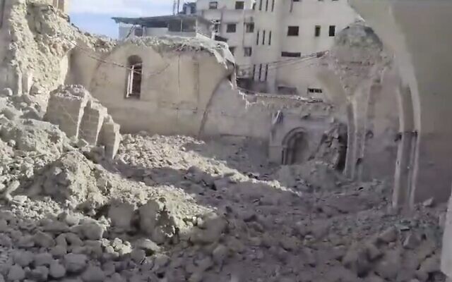 De considérables dégâts causés à l'historique mosquée al-Omari entre Israël et le Hamas,  dans la ville de Gaza par la guerre, le 8 décembre 2023. (Crédit : Capture d'écran X)