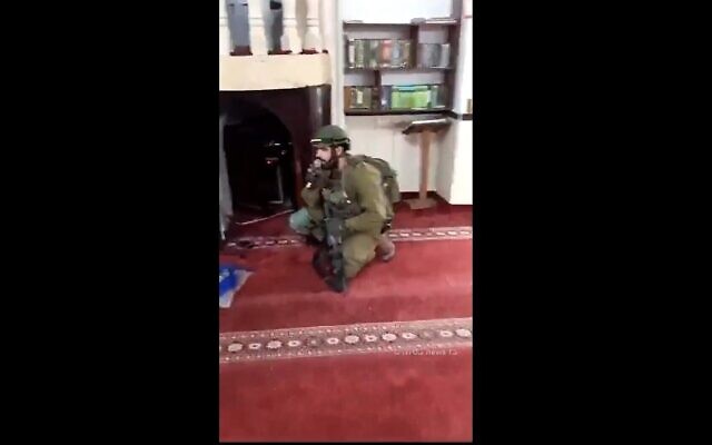Un soldat de l’armée israélienne chantant dans les enceintes d'une mosquée dans la ville de Jénine, en Cisjordanie, le 14 décembre 2023. (Crédit : Capture d'écran de la vidéo X ; utilisée conformément à la clause 27a de la loi sur les droits d'auteur)