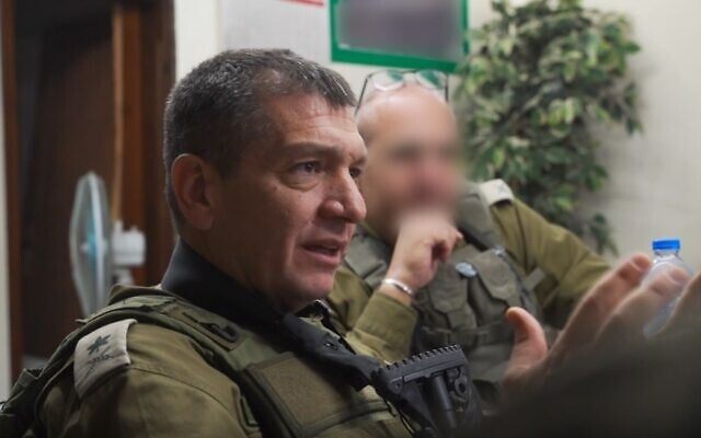 Le chef du renseignement militaire de l'armée israélienne, le général Aharon Haliva, procédant à une évaluation opérationnelle, dans la bande de Gaza, le 15 décembre 2023. (Crédit : Armée israélienne)