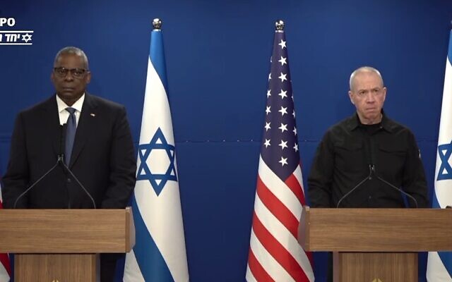 Le ministre de la Défense Yoav Gallant lors d'une conférence de presse conjointe avec le secrétaire américain à la Défense Lloyd Austin, à Tel Aviv, le 18 décembre 2023. (Crédit : Capture d'écran YouTube)