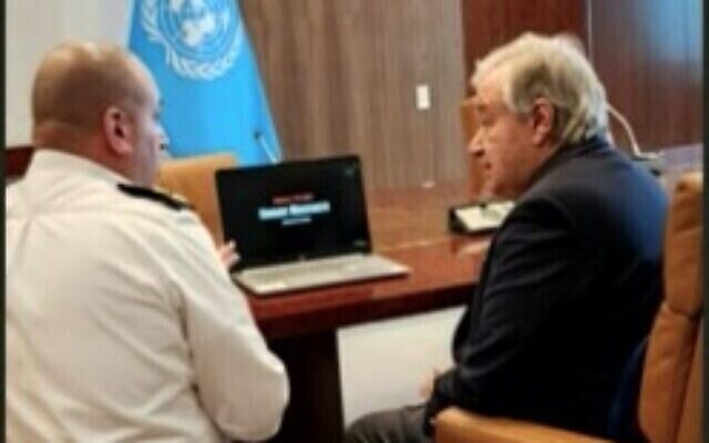 Le secrétaire général de l'ONU, Antonio Guterres, regarde des images compilées par Tsahal de l'attaque du Hamas du 7 octobre, le 18 décembre 2023. (Crédit : Douzième chaîne)