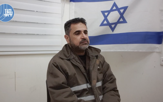 Le directeur de l'hôpital Kamal Adwan de Gaza, Ahmed Kahlot, interrogé par le Shin Bet, sur une capture d’écran d'une vidéo diffusée le 19 décembre 2023. (Crédit : Shin Bet)