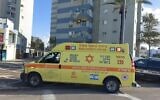 Une ambulance du Magen David Adom sur les lieux d'un meurtre, à Kiryat Yam, le 24 décembre 2023. (Crédit : Magen David Adom)