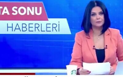 La présentatrice turque Meltem Günay présente le journal télévisé, le 24 décembre 2023, avec devant elle un gobelet de café Starbucks que de nombreux téléspectateurs turcs ont trouvée offensant et a provoqué son licenciement. (Capture d'écran : TGRT. Utilisé conformément à l'article 27a de la loi sur les droits d'auteur.)