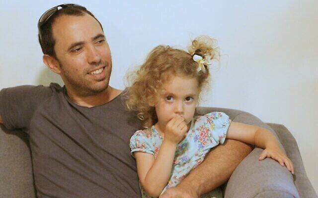 Tal Shoham avec sa fille Yahel. (Avec l'aimable autorisation de l'auteur)
