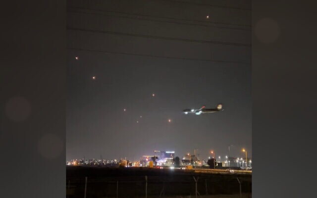 Un avion atterrissant à l'aéroport Ben Gurion de Tel Aviv au milieu d'une salve de roquettes en provenance de Gaza, le 8 décembre 2023. (Crédit : Capture d'écran ; utilisée conformément à la clause 27a de la loi sur le droit d'auteur)