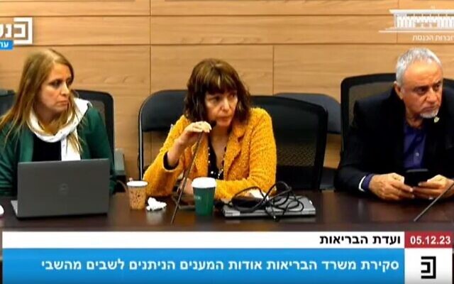 Une responsable du ministère de la Santé s'exprime pendant une discussion de la Commission de la Santé à la Knesset, à Jérusalem, le 5 décembre 2023. (Capture d'écran :  Knesset Channel)