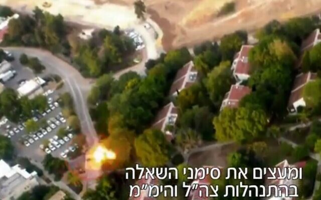 Un char tire sur une maison du kibboutz Beeri, le 7 octobre, alors que les terroristes gardent 14 otages dans une habitation du kibboutz. (Capture d'écran : Douzième chaîne ; used in accordance with Clause 27a of the Copyright Law)