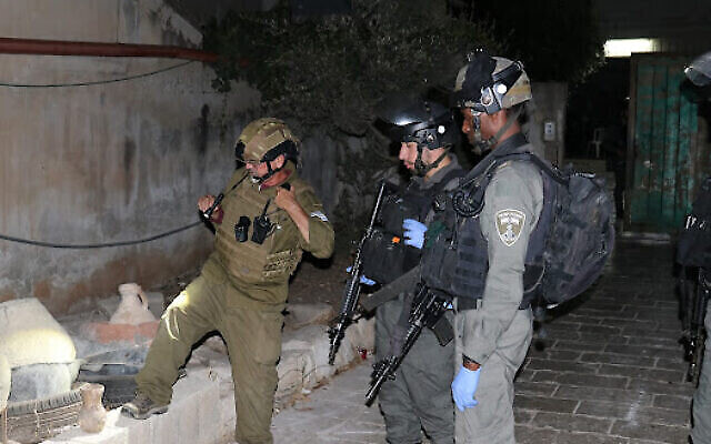 Des soldats israéliens examinent des antiquités volées récupérées lors d'une opération d'arrestation en Cisjordanie le 15 août 2022. (Coordination des activités gouvernementales dans les territoires)