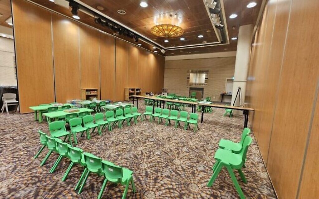 Une salle de classe installée dans la salle de bal d'un hôtel d'Eilat, sur une photo non datée. (Avec l'aimable autorisation du ministère de l'Éducation)