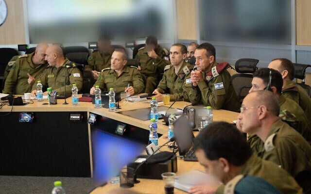 Le chef d'état-major de l'armée israélienne, le lieutenant-général Herzi Halevi, rencontrant le forum de l'état-major général au siège de Tsahal à Tel Aviv, le 1er décembre 2023. (Crédit : Armée israélienne)