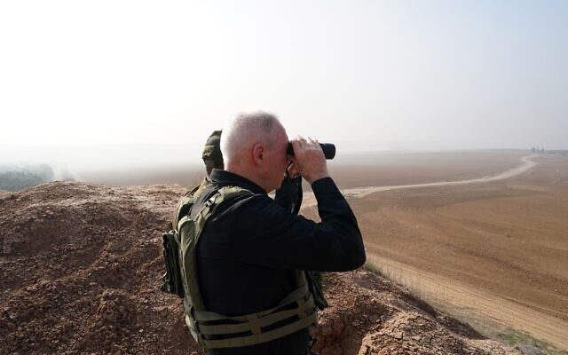 Le ministre de la Défense Yoav Gallant observant le nord de la bande de Gaza depuis la frontière, le 4 décembre 2023. (Crédit : Ariel Hermoni/Ministère de la Défense)
