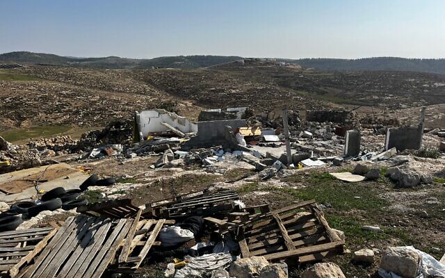 Des bâtiments démolis dans le village palestinien de Zanutah à la suite de menaces de résidents d’implantations extrémistes locaux avertissant les anciens résidents du village de ne pas revenir, le 4 décembre 2023. (Crédit : Groupe d'activistes du sud du mont Hébron)