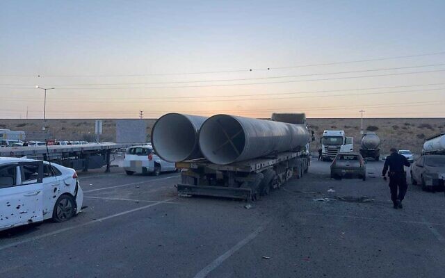 Un parking endommagé par une roquette lancée par des terroristes à Gaza, dans la zone industrielle de Beer Sheva, le 6 décembre 2023. (Crédit : Police israélienne)