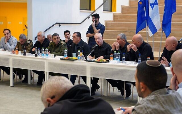 Le ministre de la Défense Yoav Gallant rencontrant les maires et les chefs des conseils locaux des villes frontalières du nord, à Nahariya, le 6 décembre 2023. (Crédit : Ariel Hermoni/Ministère de la Défense)