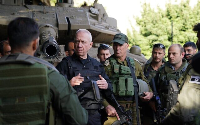 Le ministre de la Défense Yoav Gallant, au centre, s'adressant à des réservistes de l’armée israélienne, à la frontière du Liban, le 17 décembre 2023. (Crédit : Ariel Hermoni/Ministère de la Défense)