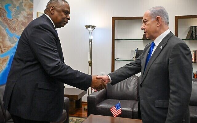 Le Premier ministre Benjamin Netanyahu (à droite) avec le Secrétaire américain à la Défense Lloyd Austin, à Tel Aviv, le 12 décembre 2023 (Crédit : Kobi Gideon/GPO)
