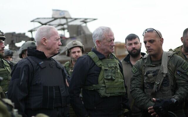 Le ministre de la Défense Yoav Gallant (à gauche) et le ministre de la Guerre Benny Gantz à Beit Hanoun, dans le nord de Gaza, le 23 décembre 2023. (Crédit : Elad Malka/Ministère de la Défense)