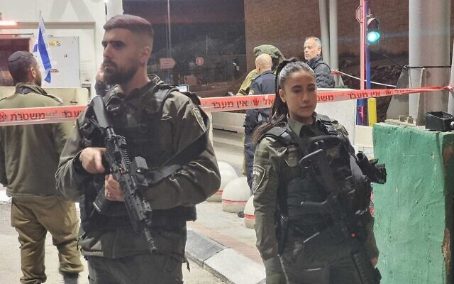 Les forces de sécurité sur les lieux d'une attaque à l'arme blanche au poste de contrôle de Mazmuria, près de Jérusalem, le 28 décembre 2023. (Crédit : Police israélienne)