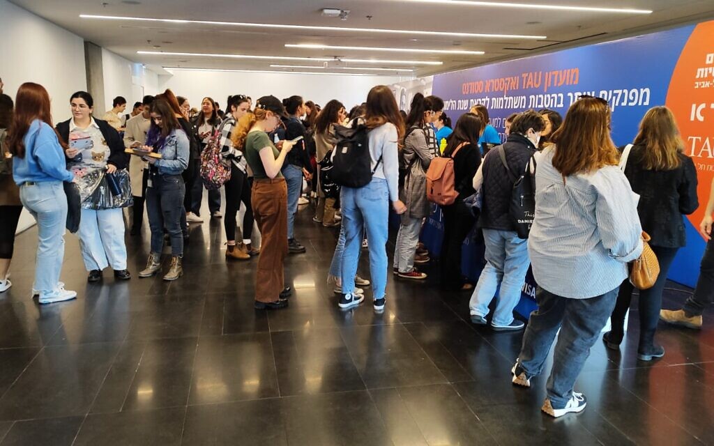Des étudiants faisant la queue pour obtenir leur carte d'étudiant, à l'Université de Tel Aviv, le 31 décembre 2023. (Crédit : Gavriel Fiske/Times of Israel) 