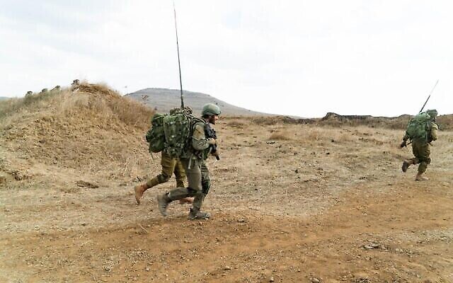 Des soldats de l’armée israélienne s'entraînant dans le nord d'Israël, sur une photo publiée le 15 décembre 2023. (Crédit : Armée israélienne)