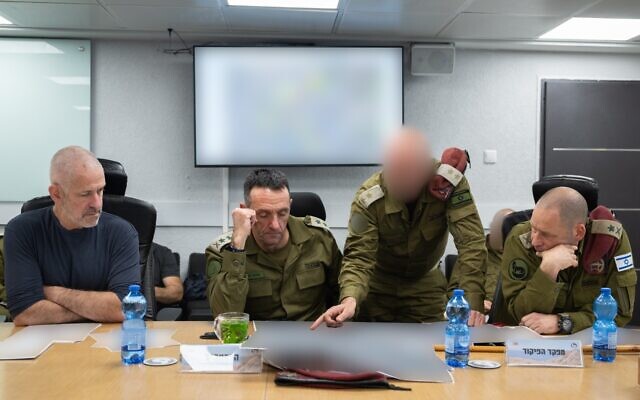 De gauche à droite : le chef du Shin Bet, Ronen Bar, le chef d'état-major de Tsahal, le lieutenant-général Herzi Halevi, un officier inconnu, et le chef du Commandement du Sud, le général de division Yaron Finkelman, lors d'une réunion, le 2 décembre 2023. (Crédit : Armée israélienne)