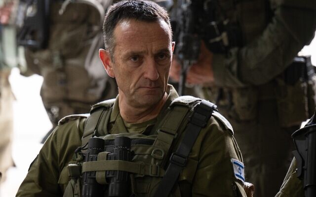 Le chef d'état-major de Tsahal, le lieutenant-général Herzi Halevi, s'adresse aux troupes de la division de Gaza, dans le sud d'Israël, le 3 décembre 2023. (Crédit : Armée israélienne)