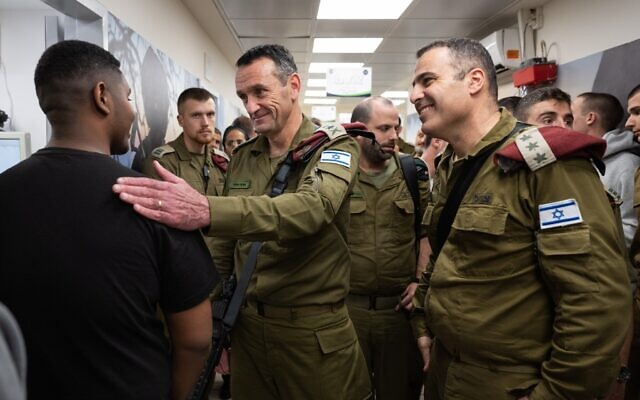 Le chef d'état-major de l’armée israélienne, le lieutenant-général Herzi Halevi, au centre, s'adressant aux nouveaux conscrits au centre d'incorporation sur la base de Tel HaShomer, à Ramat Gan, le 6 décembre 2023. (Crédit : Armée israélienne)